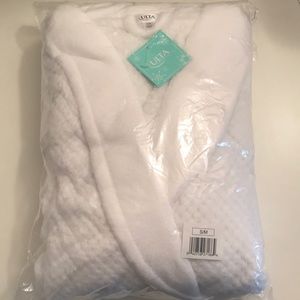 NWT Ulta White Plush Robe